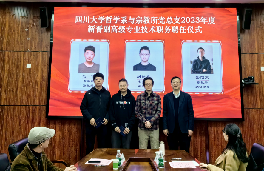 一群人站在桌子前描述已自动生成 一群人站在桌子前描述已自动生成